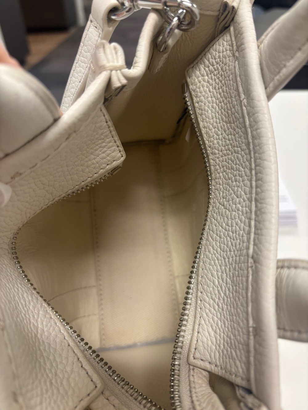 Marc Jacobs Ivory Leather Tote Bag - Picture 8 of 9